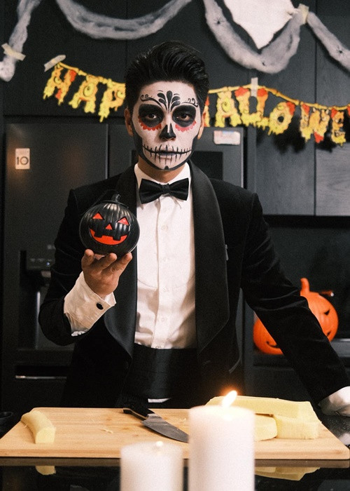 Chồng trẻ Ngô Thanh Vân còn nấu ăn theo phong cách Halloween. Ảnh: FB Huy Trần.
