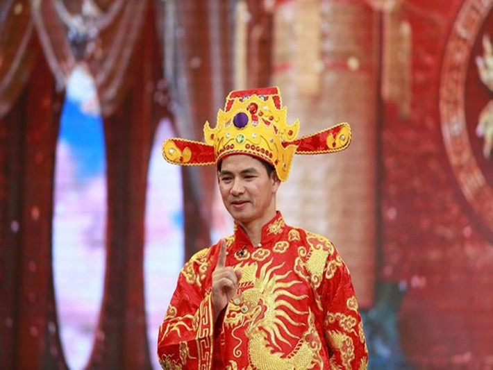 Năm 2000, Xuân Bắc tham gia chương trình Gặp nhau cuối tuần và trở thành cây hài đình đám nhờ lối diễn dí dỏm, hài hước, lém lỉnh. Sau đó, anh gây ấn tượng với vai Nam Tào trong chương trình Táo quân – Gặp nhau cuối năm. Ảnh: Nhà hát Kịch Việt Nam.