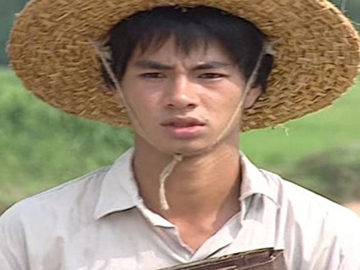 Với diễn xuất quá đạt trong Sóng ở đáy sông, Xuân Bắc được nhiều khán giả yêu mến đến nỗi ai gặp cũng gọi anh bằng cái tên thân thương “anh Núi”. Cho đến bây giờ, vai Núi vẫn được xem là vai diễn để đời của Xuân Bắc. Ảnh: Vietnamnet.