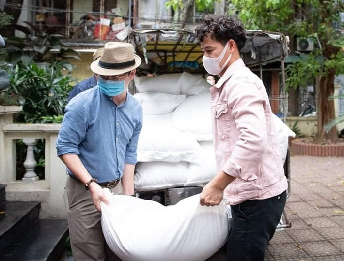 Nam nghệ sĩ hài ăn mặc giản dị mỗi khi đi từ thiện.
