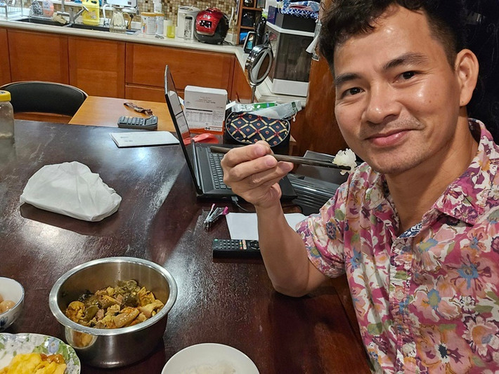 Xuân Bắc ăn trứng rán, cà bung trong một bữa chiều.