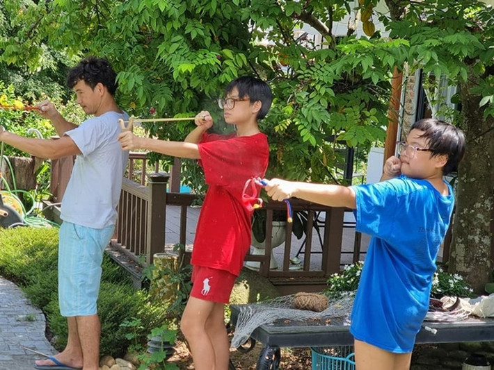 Dù bận rộn, nghệ sĩ Xuân Bắc vẫn dành thời gian chơi đùa cùng các con trai.