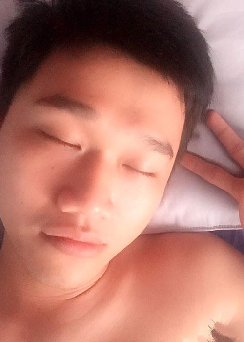 Đức "Cần trô" của "Ngày ấy mình đã yêu" có sở thích chụp ảnh selfie mọi lúc mọi nơi.