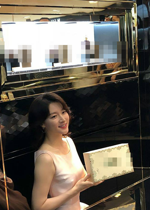 Ở tuổi 47, Lee Young Ae vẫn giữ được vóc dáng thon gọn cùng làn da trắng mịn. Ảnh: HK