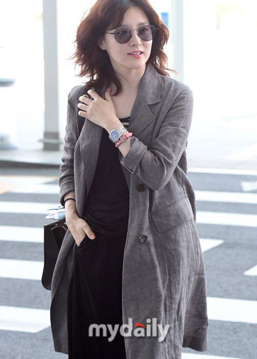 Trước đó, xuất hiện tại sân bay sang Hong Kong, Lee Young Ae ghi điểm bởi nhan sắc không tuổi. Ảnh: Mydaily