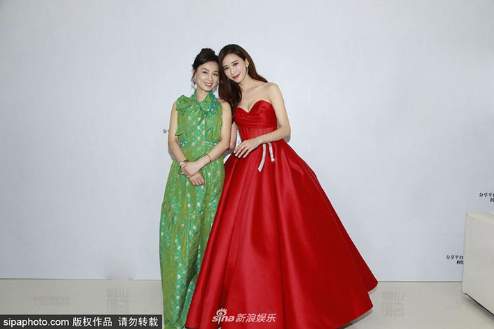 Lâm Chí Linh diện váy cúp ngực tông đỏ rực rỡ còn Trương Đình chọn một mẫu thiết kế tông xanh.