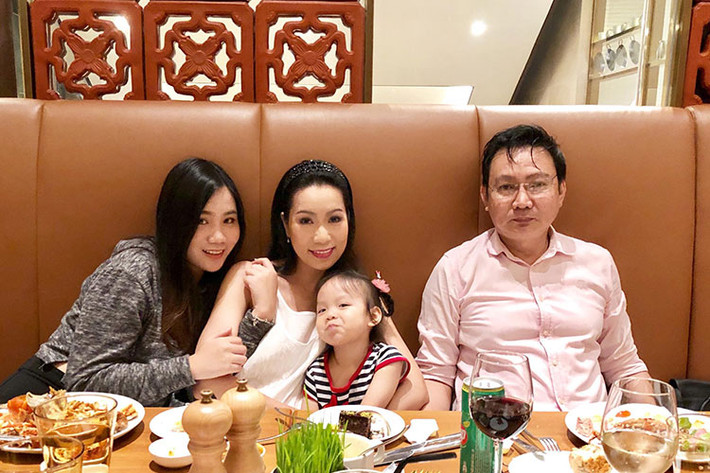Vợ chồng sao Việt Trịnh Kim Chi tổ chức sinh nhật cho con gái đầu lòng tròn 16 tuổi.