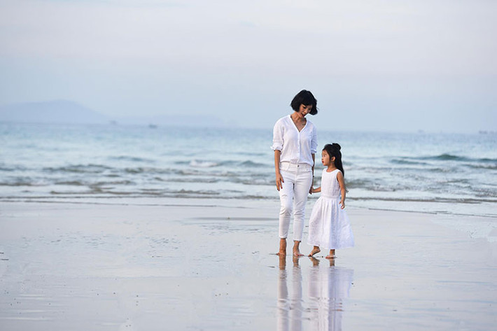 Xuân Lan kể câu chuyện giữa cô và con gái: “Mẹ ơi, con ra biển này con nhớ ba. Ừ, mẹ cũng nhớ ba. Cho dù chúng ta bận rộn, nhưng gia đình chúng ta luôn nhớ về nhau là đủ. Tình yêu như biển”.
