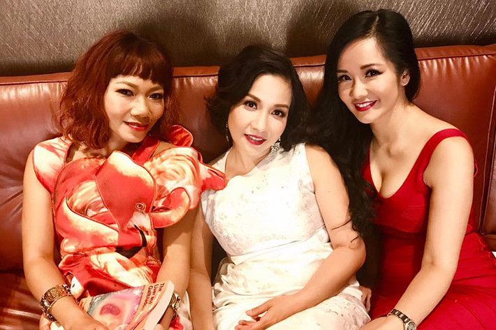 Dù đã trải qua một lần sinh nở, Hồng Nhung vẫn giữ được vóc dáng thon gọn.