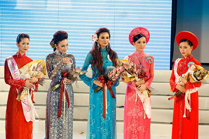 Ngoài giải phụ Hoa hậu Thân thiện, Dương Thùy Linh còn lọt top 5 cuộc thi Hoa hậu Hoàn vũ Việt Nam 2008 cùng Thùy Lâm, Võ Hoàng Yến, Dương Trương Thiên Lý và Bùi Thị Phương Thanh. Ảnh: Baocungcau