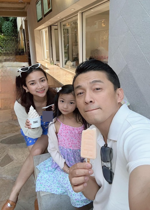 Nam ca sĩ và vợ kém 17 tuổi vẫn như ngày mới yêu.