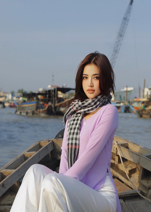 Khánh Linh bị tố ngay sau phần thi đối đầu mang tính chất hùng biện để giành vé lọt thẳng vào top 20 Miss World Vietnam 2022. Người đẹp chia sẻ, cô từng bị trầm cảm vì là nạn nhân của bạo lực học đường. Ảnh: Instagram.
