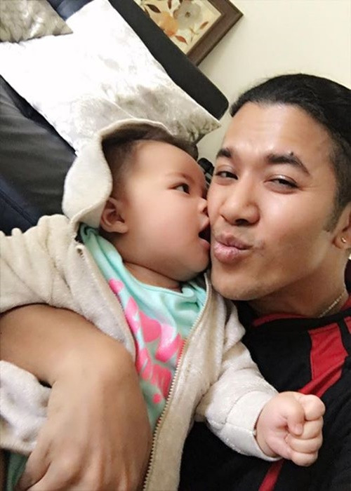 Kasim Hoàng Vũ viết về con trai: “Ngày con ra đời, nước mắt ba cứ tuôn trào, ba chẳng như thế bao giờ, vì đối với ba, người đàn ông mà cứ rơi lệ thì là yếu đuối, là tầm thường lắm, nhưng bởi mẹ con và con, ba chấp nhận sự yếu đuối đó. Hai mẹ con đã quá mãnh liệt, 2 mẹ con là người hùng của ba giống như nội”. Ảnh: Vietnamnet.
