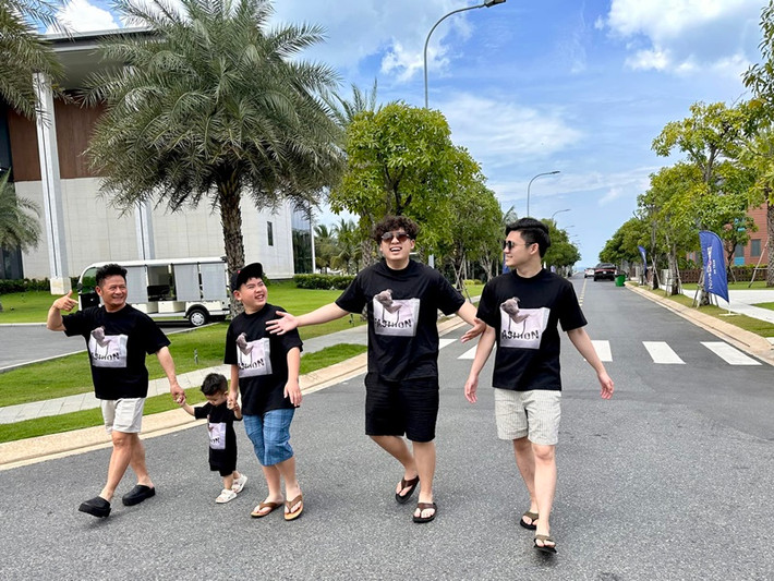 Bằng Kiều (ngoài cùng bên trái) có 4 người con trai gồm: Beckam, Colin, Kenzi và Benly.
