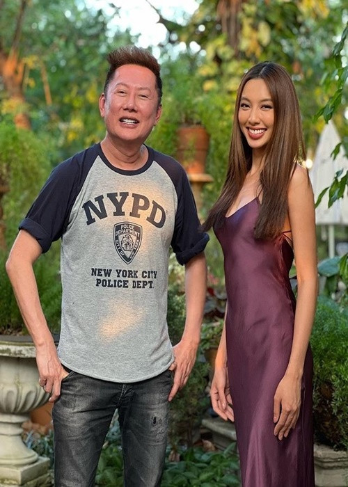 Mới đây, Hoa hậu Thùy Tiên gỡ bỏ danh hiệu Miss Grand International 2021 khỏi trang cá nhân. Ngay sau đó, cô bị ông Nawat Itsaragrisil - Chủ tịch Miss Grand International - hủy theo dõi trên Instagram. Theo Zing, phía ông Nawat cho hay, Thùy Tiên thiếu chín chắn khi xóa bỏ danh hiệu trên trang cá nhân. Ảnh: Instagram.