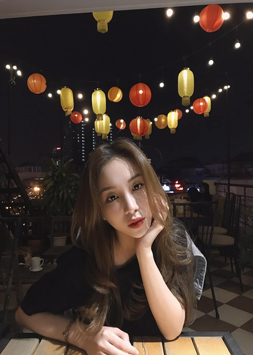 Nhan sắc của Thùy Linh gây chú ý. Cô được khen sở hữu gương mặt ưa nhìn cùng vóc dáng cân đối.
