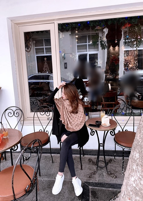Bạn gái K-ICM có gu thời trang trẻ trung, sành điệu.