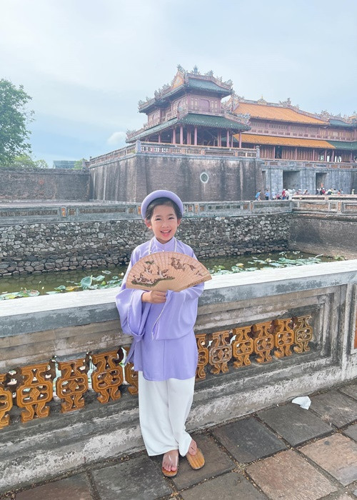 Những hình ảnh bé Lavie - con gái Mai Phương thường xuyên được bảo mẫu chia sẻ trên trang cá nhân. Mới đây, bảo mẫu đăng tải hình ảnh Lavie mặc áo dài khi đi du lịch. Ảnh: FBNV.