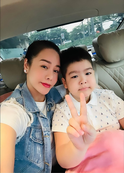 Con trai Nhật Kim Anh sống cùng bố và ông bà nội. Nhật Kim Anh cho biết, gần như tuần nào cô cũng dành hai ngày cuối tuần để về với con.
