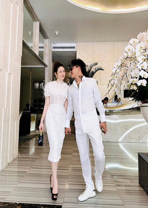 Trong một cuộc phỏng vấn Tuấn Hưng cho biết, vợ kiếm tiền giỏi hơn anh nhưng anh vẫn là trụ cột gia đình.