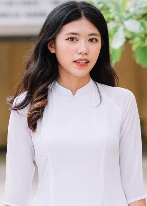 PiaLinh tên thật là Nguyễn Hoàng Hương Linh, sinh năm 2004, đến từ Hà Nội. Bố mẹ cô đều làm khoa học. Ảnh: FBNV.