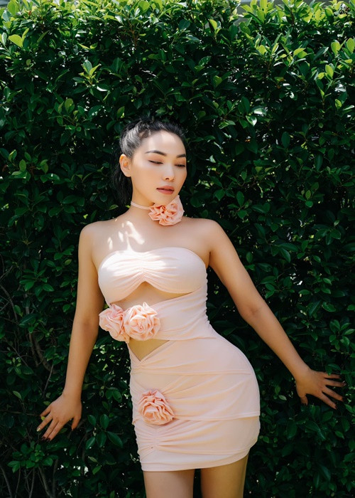 Mới đây, Diệp Lâm Anh cho biết, trên tòa, chồng cũ của cô - Đức Phạm phân trần anh và người mẫu Quỳnh Thư chỉ là bạn bè. Tuy nhiên, Diệp Lâm Anh bức xúc cho rằng cả hai có mối quan hệ tình cảm. "Bạn mà gọi nhau là vợ - chồng", Diệp Lâm Anh chia sẻ. Trước việc bị Diệp Lâm Anh réo tên, Quỳnh Thư (trong ảnh) vẫn giữ im lặng. Ảnh: FBNV.