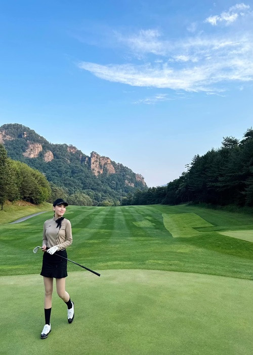 Nữ người mẫu yêu thích bộ môn golf dành cho giới nhà giàu. Ảnh: FBNV.