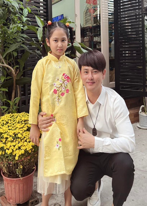 Giống Mr Đàm, Ưng Đại Vệ từng giấu chuyện có con. Vào năm 2016, khi con gái được 3 tuổi, Ưng Đại Vệ lần đầu tiết lộ về cô nhóc.