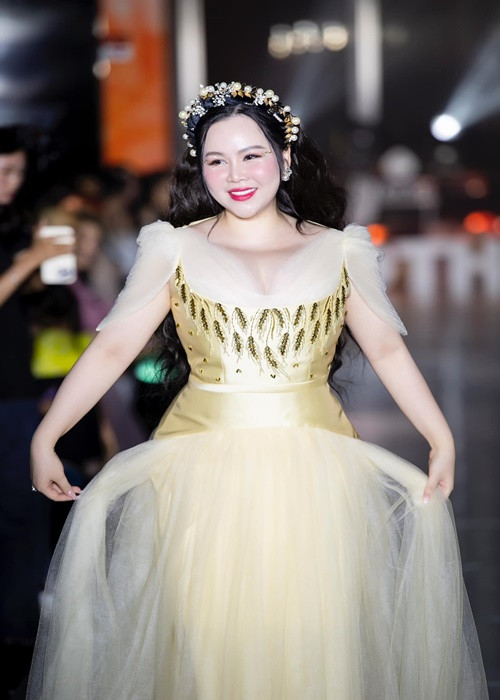 Nữ diễn viên đang tập trung kinh doanh.