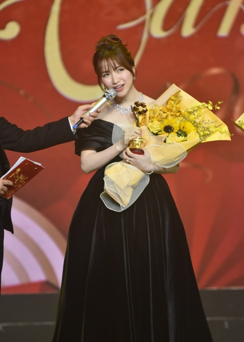 Giải Nữ ca sĩ được yêu thích nhất thuộc về Hòa Minzy. Ảnh: Vietnamnet.