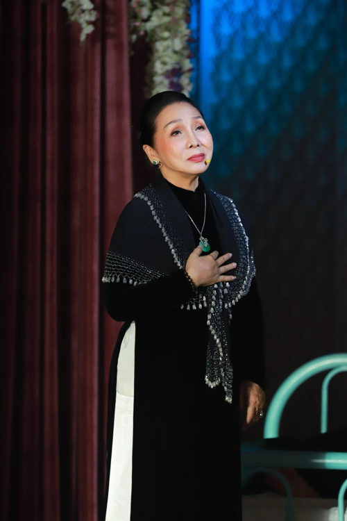 Bà được nhiều khán giả mệnh danh là "cải lương chi bảo" (bảo vật của nghệ thuật cải lương). “Tôi thấy tất cả các nghệ sĩ cải lương đều là “cải lương chi bảo”. Bởi đây là một nghệ thuật của sự tổng hợp. Một người không thể làm được gì hết”, nữ nghệ sĩ chia sẻ trên Dân Trí về danh xưng. Ảnh: VOV.