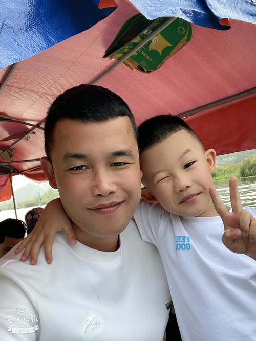 Trong cuộc phỏng vấn với Phụ Nữ Việt Nam, Hiệp Gà cho biết, anh hay chia sẻ những hình ảnh vui vẻ, chụp ảnh cùng nhiều phụ nữ lên mạng xã hội nhưng đó chỉ là vui thôi. Ảnh: FBNV.