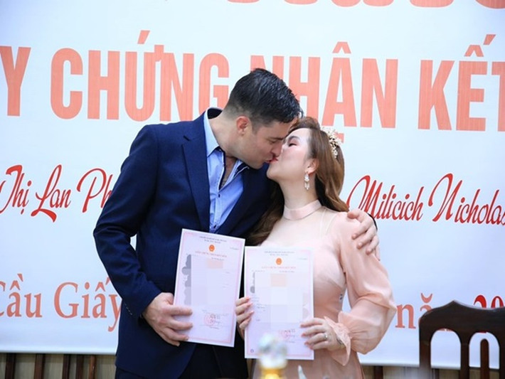 Cặp đôi đăng ký kết hôn năm 2022. Sau khi về chung một nhà, Nick Mansor đi lại giữa Việt Nam và New Zealand.
