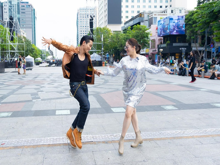 Vợ chồng Khánh Thi từng vượt qua nhiều đối thủ để giành tấm huy chương vàng dancesport tại Asian Indoor Games 3 năm 2009 tổ chức tại Việt Nam. Cả hai còn giành 3 huy chương vàng ở các nội dung một điệu Latin Chacha, một điệu Latin Jive và 5 điệu Latin tại giải Dancesport vô địch quốc gia, Cup các CLB toàn quốc và Việt Nam mở rộng 2009.