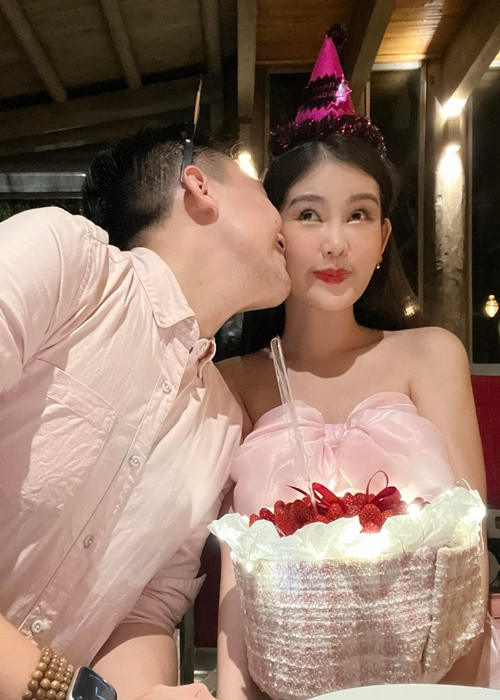 Nàng hậu chia sẻ, trong ngày cưới năm 2022, Phan Tô Ny nói: “Anh không muốn bày vẽ hay nói nhiều mà không làm được. Mình bên cạnh nhau trọn vẹn hạnh phúc được cứ thêm 365 ngày thì mỗi năm anh sẽ tặng vợ thêm một chiếc hột to hơn năm trước để làm tài sản".