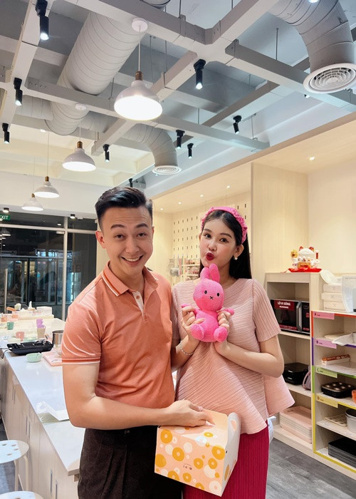 “Quà chồng tôi tặng cũng nặng đô lắm. Sáng ra thấy anh ting ting kèm lời nhắn: “Mừng sinh nhật vợ của anh! Cùng xây đắp gia đình nhỏ của mình em nhé! Anh yêu em!”. Anh Ny không thích khoe nên không cho tôi bật mí anh ting ting bao nhiêu”, Ngân Anh tâm sự.
