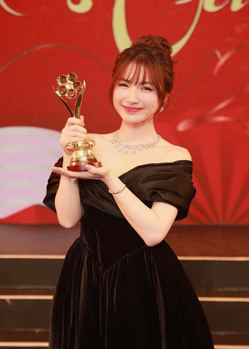 Nữ ca sĩ Hòa Minzy vừa giành giải Nữ ca sĩ được yêu thích nhất ở Mai Vàng 2023.