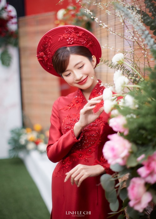 Diễn viên Ngọc Huyền diện trang phục áo dài đỏ trong lễ ăn hỏi.