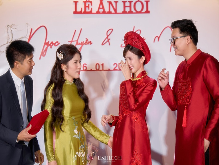 Trong lễ ăn hỏi, Ngọc Huyền "Thương ngày nắng về" không ít lần bật khóc.