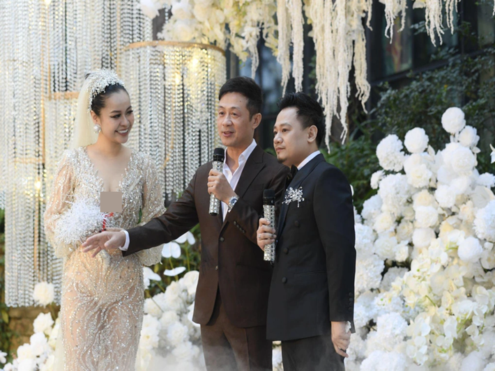 MC Anh Tuấn làm chủ hôn trong đám cưới của nhạc sĩ Nguyễn Đức Cường - ca sĩ Vũ Hạnh Nguyên. Theo Dân Trí, Vũ Hạnh Nguyên gọi BTV Anh Tuấn là chú. Ảnh: Dân Trí.