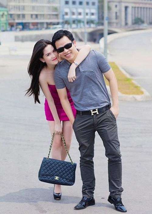 Cách đây nhiều năm, khi mới lên Sài Gòn làm nhân viên trong quán bia, Ngọc Trinh gặp Khắc Tiệp rồi được lăng xê thành người mẫu nội y. Ảnh: Znews.