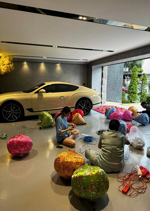 "Đi làm về thấy cảnh này là thấy sắp Tết rồi phải không anh chị em ơi. Yêu vợ", Cường Đô la "nịnh" vợ.