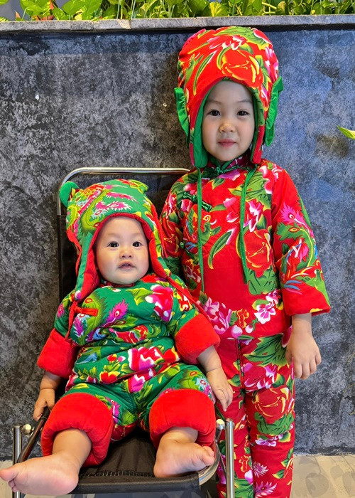 Đàm Thu Trang vừa đăng tải hình ảnh hai con đáng yêu trong trang phục đồ bông.