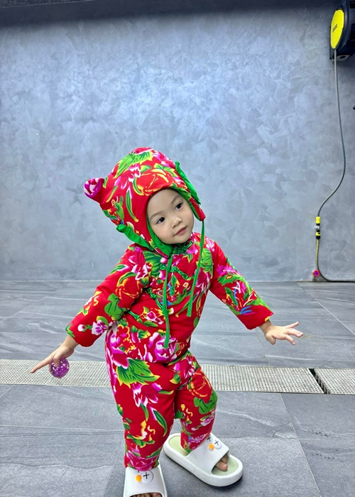 Suchin - con gái Đàm Thu Trang tạo dáng dễ thương.