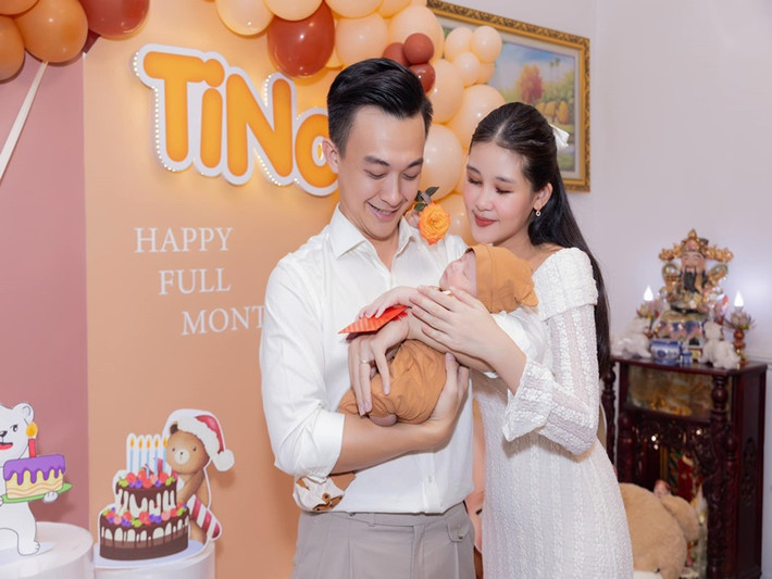 Hoa hậu Ngân Anh sinh con trai đầu lòng vào ngày 11/12/2023. Mới đây, cô cùng ông xã Phan Tô Ny tổ chức tiệc đầy tháng cho quý tử.