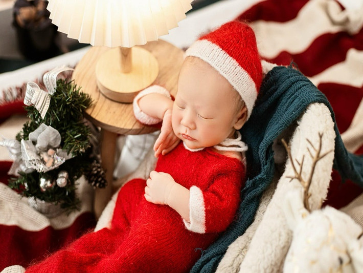 Con trai Ngân Anh hóa ông già Noel nhí.