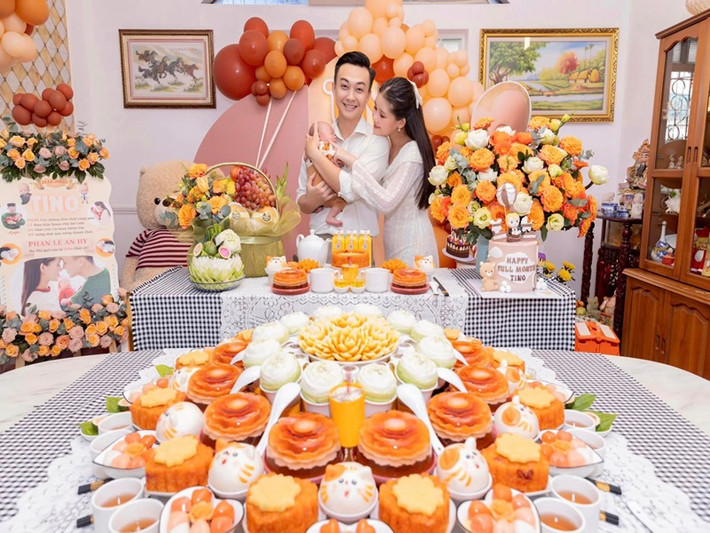 Tô Ny khen vợ đảm đang khi chuẩn bị bữa tiệc nào cũng chu đáo.