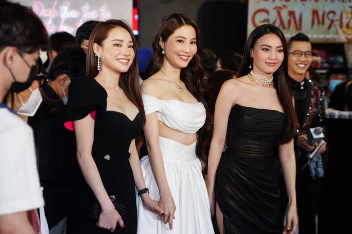 Trên truyền thông, Nhã Phương cho biết: “Ai cũng có sự cố trong cuộc sống. Nếu tôi nói không buồn là không đúng nhưng nó cho tôi nhiều thứ, cho tôi một khoảng lặng. Tất cả biến cố dạy tôi trưởng thành". Theo Nhã Phương, chỉ cần có vai diễn phù hợp, cô không ngại hợp tác với đạo diễn Nhất Trung và sẽ không để cảm xúc cá nhân ảnh hưởng. Ảnh: Znews.