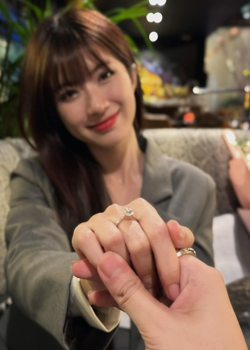 Tháng 10/2023, Ngọc Huyền đăng tải hình ảnh nhận lời cầu hôn. Ảnh: FBNV.