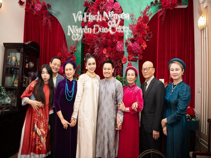 Đôi uyên ương diện áo dài trong ngày trọng đại. Ảnh: Vietnamnet.